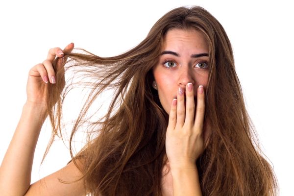 Se nos cae mucho el pelo - Mujer abrumada por la pérdida de cabello que presenta luego del alumbramiento, como consecuencia de todos los cambios hormonales