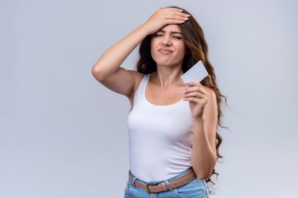 Mujer con fuerte picazón en la cabeza debido a una infección en el cuero cabelludo, la cual se desarrolló por la aplicación de cremas esteroides a largo plazo