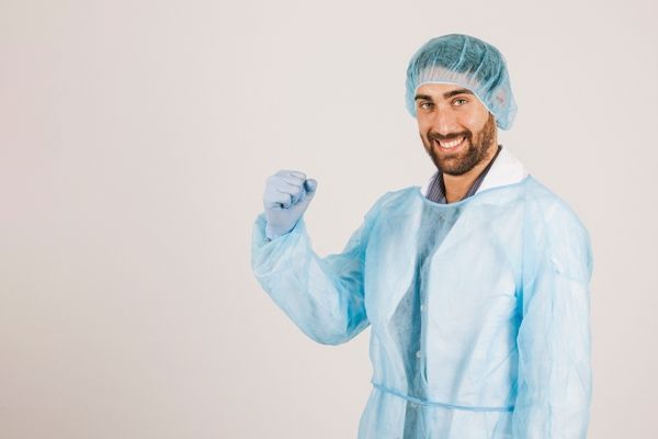Cirujano capilar - Imagen referencial de un cirujano capilar con experiencia, el cual se encuentra feliz por haber culminado un implante de cabello de manera exitosa