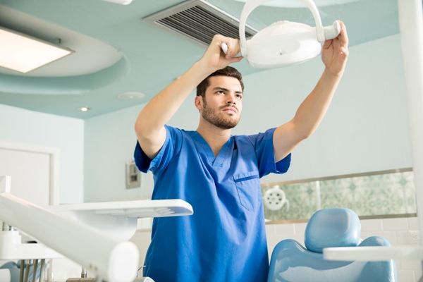 Cirujano capilar revisando que los equipos que se utilizarán durante el implante de cabello están completamente operativos, gracias a las excelentes instalaciones que posee la clínica capilar