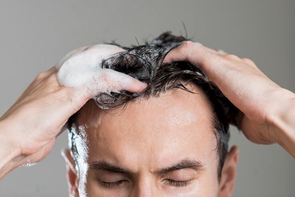 lavarse el cabello todos los días - hombre enjabonándose la cabeza con ambas manos