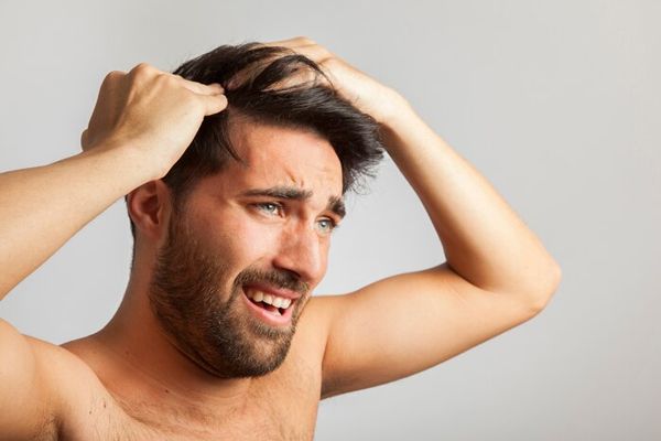 pica la cabeza - hombre adulto rascándose el cuero cabelludo por los picores