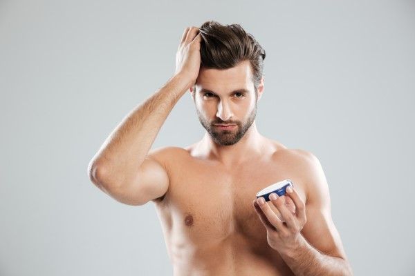 Kit para el cuidado del cabello - Hombre aplicando una crema hidratante para el cabello, la cual ayuda a retener la humedad en las fibras capilares