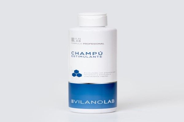 Kit para el cuidado del cabello - Imagen del champú estimulante de Vilanolabs, el cual hidrata, limpia, suaviza, fortalece y estimula el crecimiento del cabello
