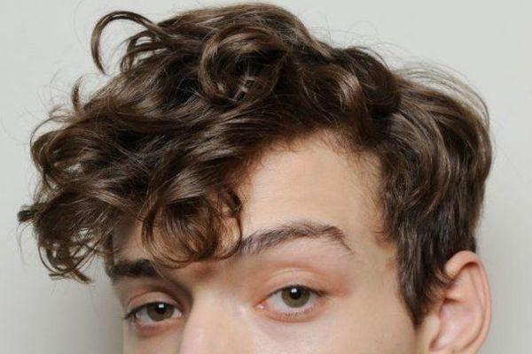 aceite de coco en el pelo - imagen del cabello rizado de un hombre