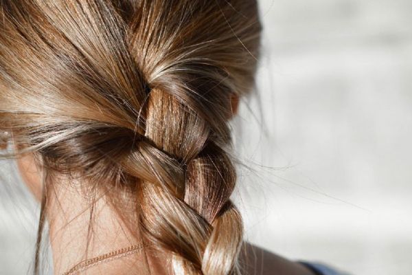 imagen de la melena de una mujer recogido en una trenza