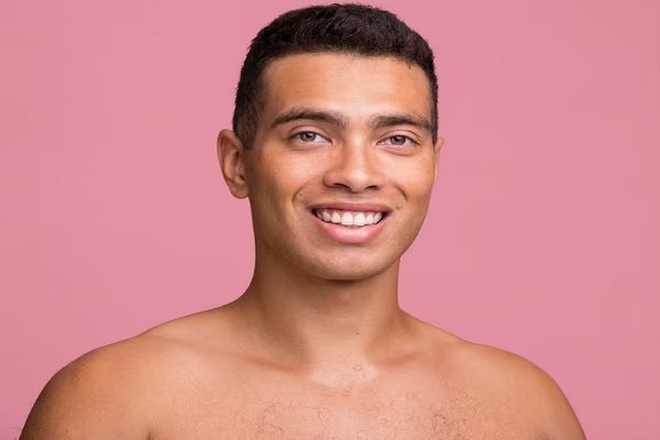 Cortes de pelo en el hombre según tu cara - Hombre con rostro ovalado y un corte de pelo clásico, ya que sus rasgos faciales permiten cualquier estilo de cabello