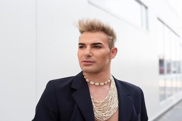 Cortes de pelo en el hombre según tu cara - Hombre con rostro diamante y un corte de cabello a media melena, lo cual ayuda a estilizar los rasgos faciales y hacerlo más atractivo