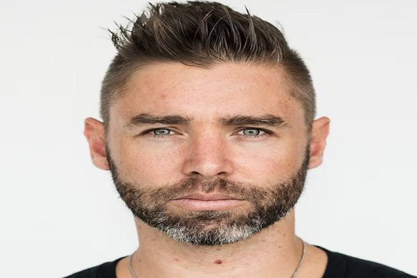 Cortes de pelo en el hombre según tu cara - Hombre de rostro redondo con un corte de cabello de puntas en la parte superior, el cual aporta mayor armonía a la cara