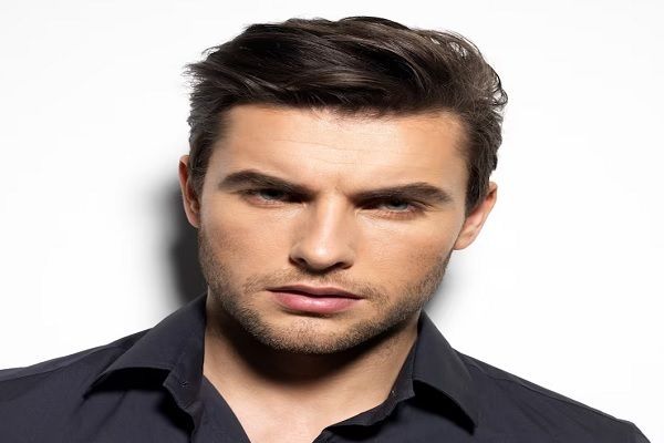 Cortes de pelo en el hombre según tu cara - Hombre de rostro cuadrado con un corte de cabello juvenil de flequillo, el cual suaviza las expresiones faciales para hacerlo lucir más atractivo