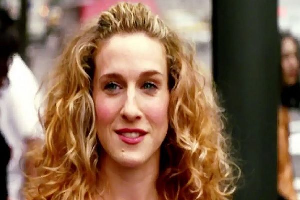 Corte de pelo en la mujer según tu cara - Mujer de rostro alargado con un corte de cabello de melena media y ondas, el cual aporta anchura al rostro y mayor belleza