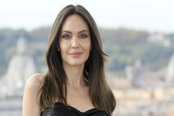Corte de pelo en la mujer según tu cara - Mujer de rostro cuadrado con un corte de cabello largo en capas, el cual suaviza los rasgos faciales y aporta belleza