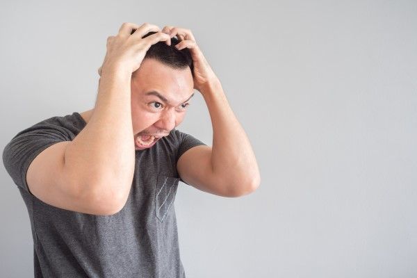 salud mental - hombre adulto agarrándose la cabeza mientras grita