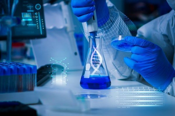 Científico trabaja en la separación y el procesamiento de tejido graso en un laboratorio como parte de un tratamiento innovador para contrarrestar los efectos de la alopecia 