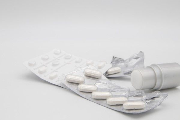 imagen de blisters de pastillas sobre una mesa