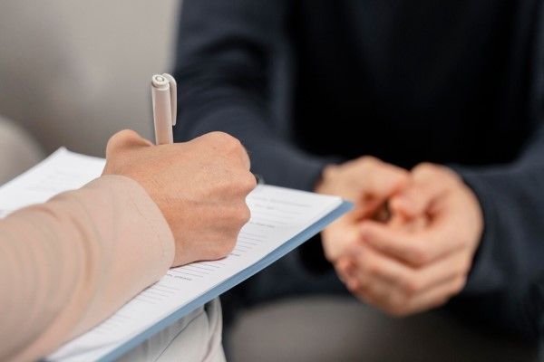 hombre en la consulta del psicólogo para tratar la enfermedad