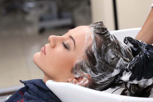 mujer lavandose el cabello, frecuencia del lavado del pelo en mujeres