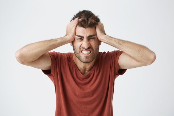 Hombre con mucho estrés que empieza a percibir problemas capilares