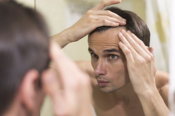 Hombre observando la evolución del implante de cabello luego de algunos días
