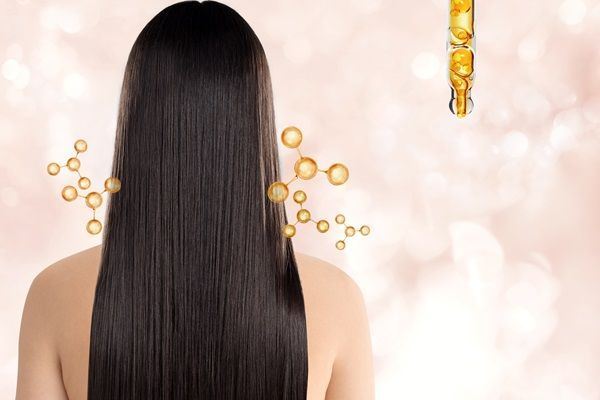 Keratina para el pelo - Mujer con su cabello liso y nutrido gracias al tratamiento de keratina