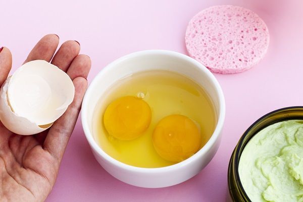 Yogurt natural y huevo para preparar una mascarilla capilar que permita nutrir el cabello