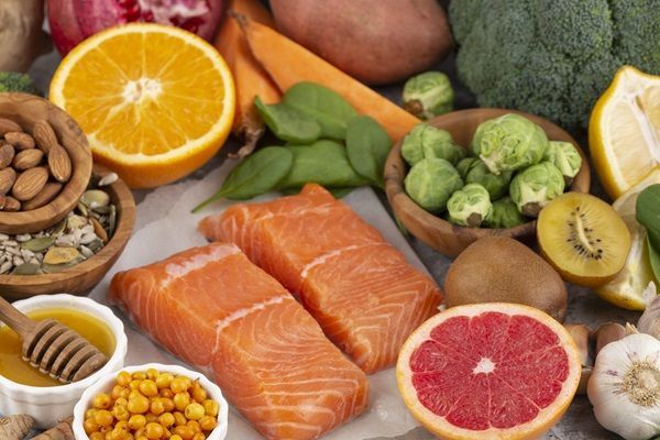 Alimentos ricos en vitamina B7 para fortalecer el cabello, como el salmón, naranja, toronja, nueces, miel de abeja, coliflor, brócoli y más