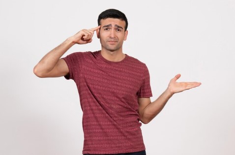 Doar pelo- hombre joven preguntandose si es posible donar cabello