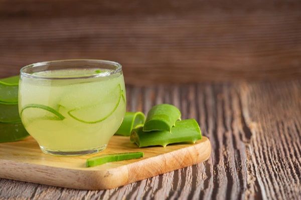 Nutrición para el pelo - Recipiente con jugo de aloe vera para hidratar y nutrir el cabello