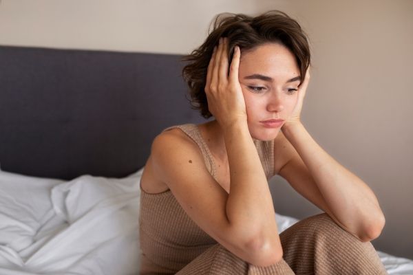Mujer con problemas hormonales que pueden ocasionar la caída del pelo
