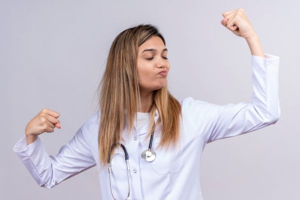 Mujer fuerte y segura al controlar de manera efectiva su alimentación, luciendo un cabello sano