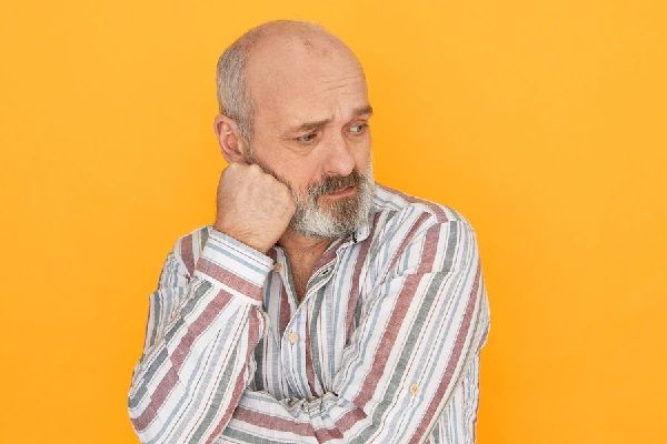 Zona donante - hombre abrumado por sufrir de alopecia y no saber si el injerto capilar es la mejor opción para recuperar su cabello abundante