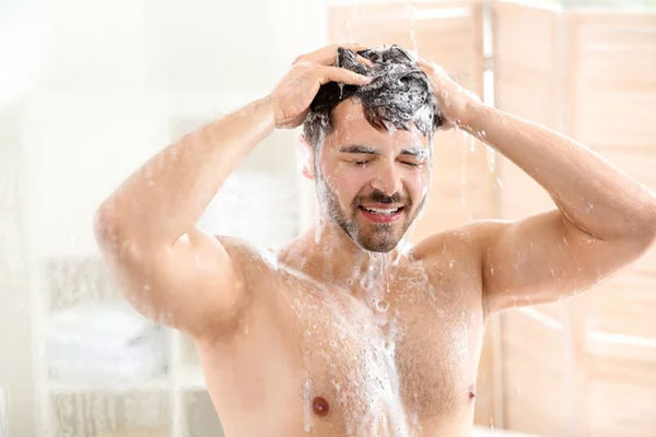 Pelo seco - Hombre aplica un champú hidratante para optimizar la limpieza y la suavidad de su cabello