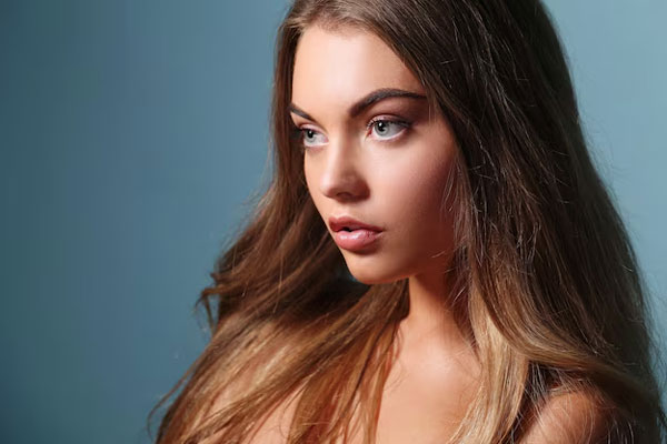 Botox capilar - Mujer de ojos claros luce una melena más suave, manejable y rejuvenecida