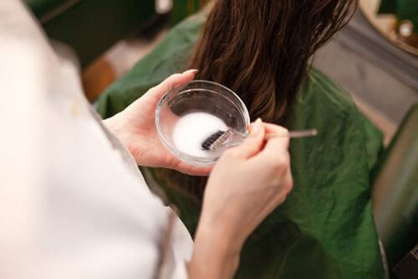 Botox capilar - Estilista prepara un producto rejuvenecedor para revitalizar el pelo seco y maltratado