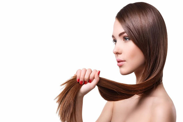 Joven comprueba el brillo y la fortaleza de su cabello en un solo tirón