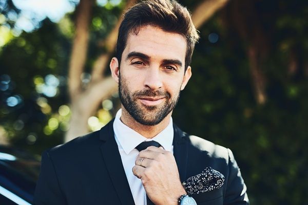 Caballero con un traje elegante y corte de cabello atractivo para el día de su boda
