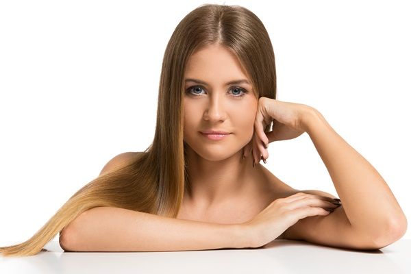 Bioplastia capilar - Mujer feliz con su cabello liso y brillante luego del tratamiento de bioplastia