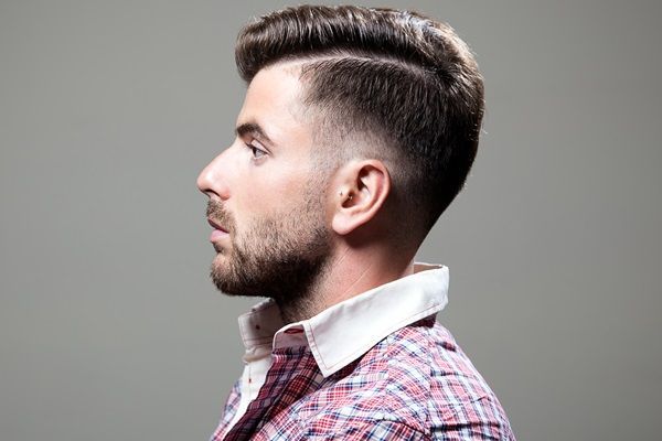 Peinados de hombre para bodas - Hombre de perfil con un corte de cabello de raya lateral, el cual brinda un aspecto elegante y formal para el día de su boda