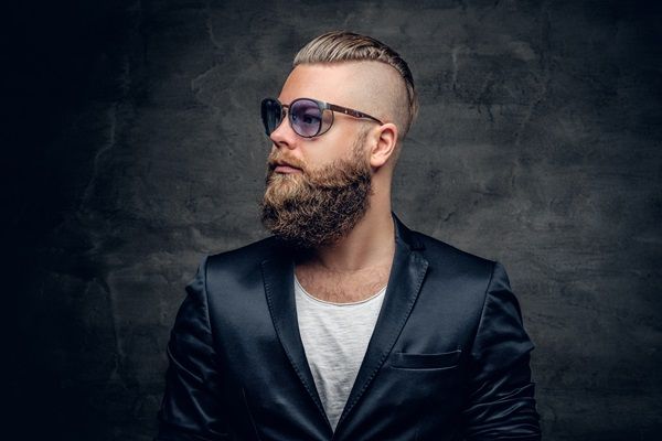 Peinados de hombre para bodas - Hombre con un corte de cabello estilo hipster y traje semi-formal para el día de su boda