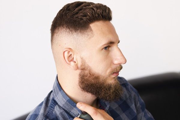 Peinados de hombre para bodas - Hombre con corte de cabello estilo spiky, el cual afina su rostro para el día de la boda