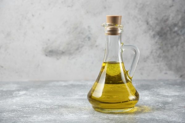 Aceite de oliva - Recipiente con aceite de oliva virgen extra