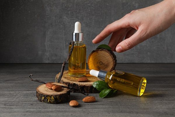Recipientes con aceite y semillas nutritivas que hidratan y revitalizan el cabello