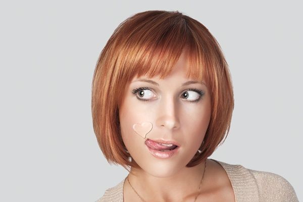 Cortes de pelo para cara redonda - Mujer posando con un corte de cabello que ayuda a estilizar su rostro redondo