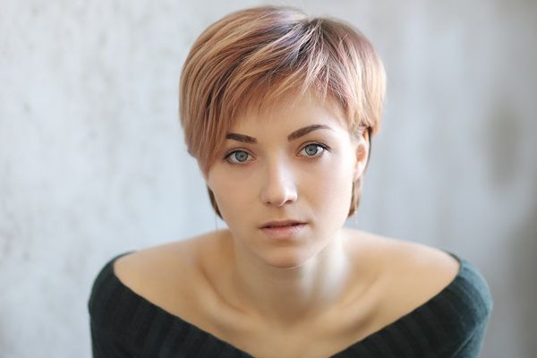 Cortes de pelo para cara redonda - Mujer con corte de cabello hasta los pómulos, lo cual ayuda a darle un toque elegante a su cara redonda