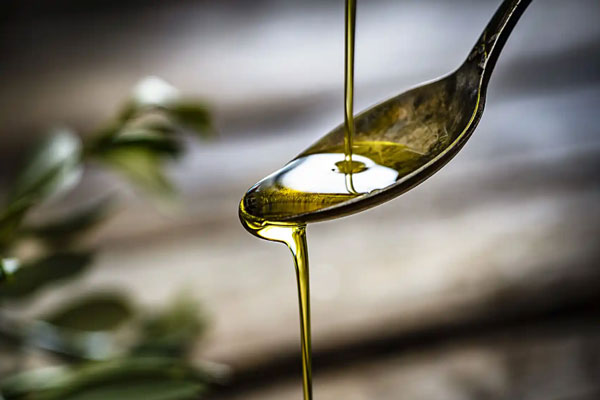 Protector solar - Cucharada de aceite de oliva ampliada para mostrar las calidad y concentración del producto 