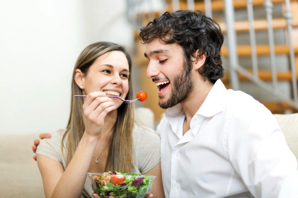 Hombre se asegura de recibir una alimentación saludable para preservar el buen estado de su cabello 