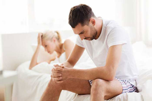 Testosterona y caída del cabello - Pareja visiblemente afecta por problemas a la hora de conciliar relaciones sexuales 