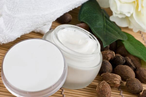 Crema elaborada a base de plantas y productos naturales para revitalizar el pelo 