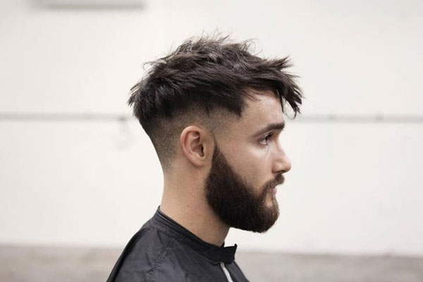 Prótesis capilar - Vista de perfil de un hombre barbado con corte de cabello sutilmente degrafilado