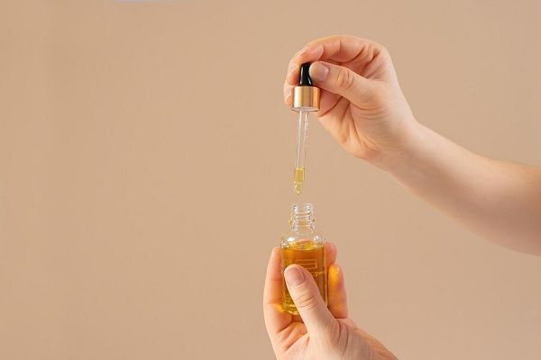 Aceite de ricino para el pelo - Sostienen gotero con solución oleosa para facilitar su aplicación de medios a puntas 